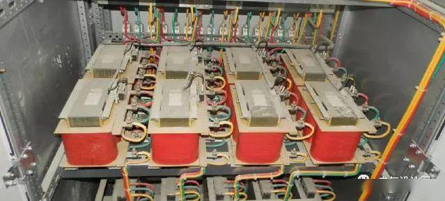 配電室中有哪些類型的低壓配電柜電壓?配電柜主要內部組件是什么?