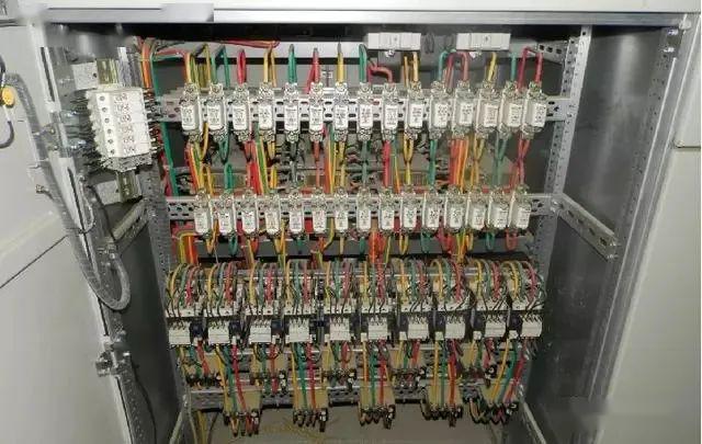 配電室中有哪些類型的低壓配電柜電壓?配電柜主要內部組件是什么?