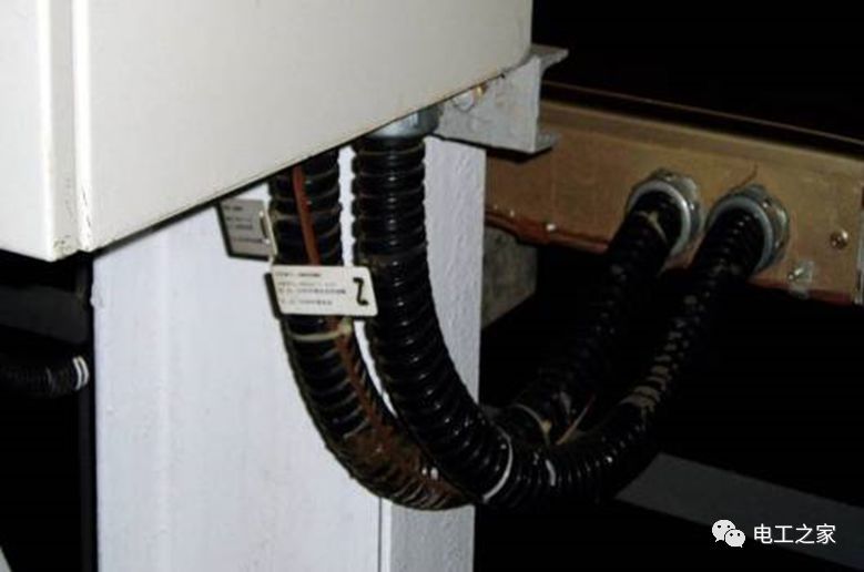 一條完成開關柜安裝，電纜橋架施工，電纜敷設及布線施工，照明配電箱施工