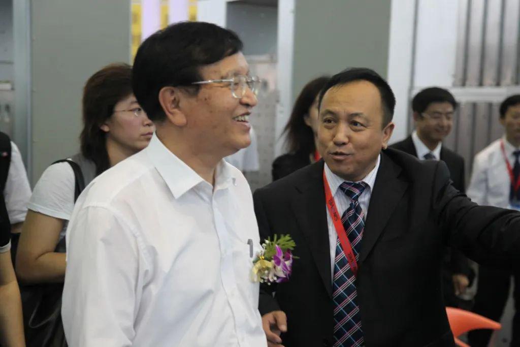 華德海特電器在2020年榮獲“中國開關柜 10頂級品牌”72.5千伏氫地理信息系統(tǒng)和碳地理信息系統(tǒng)獎，填補了國際空白