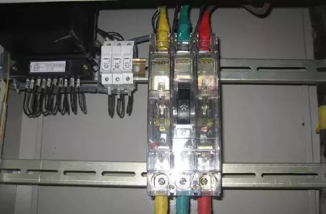 施工現(xiàn)場(chǎng)臨時(shí)用電配電箱及開(kāi)關(guān)箱配置和使用說(shuō)明,圖示詳圖