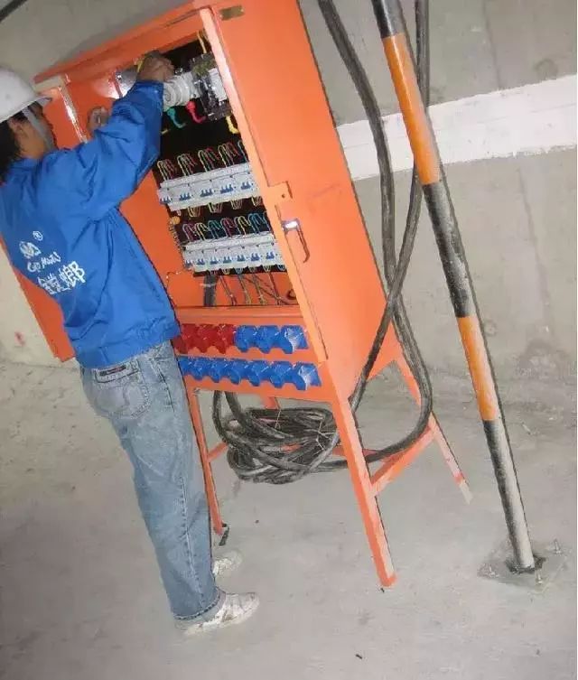 施工現(xiàn)場(chǎng)臨時(shí)用電配電箱及開(kāi)關(guān)箱配置和使用說(shuō)明,圖示詳圖