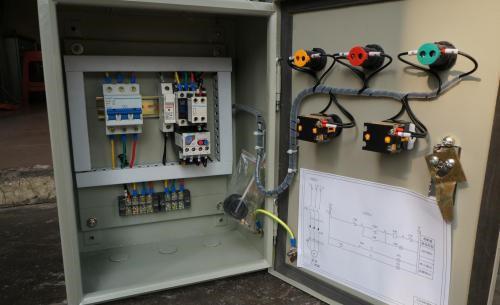 配電箱帶漏電保護或空？只有有這么多漏洞和空的開口才是安全的。這太實際了。