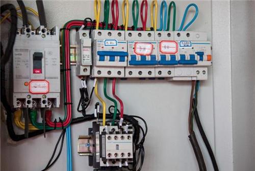 配電箱帶漏電保護或空？只有有這么多漏洞和空的開口才是安全的。這太實際了。