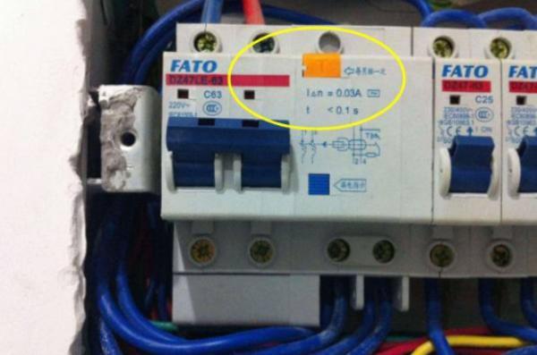 配電箱在此生命安全鍵中,務必記住每月按一次,事故會遲到