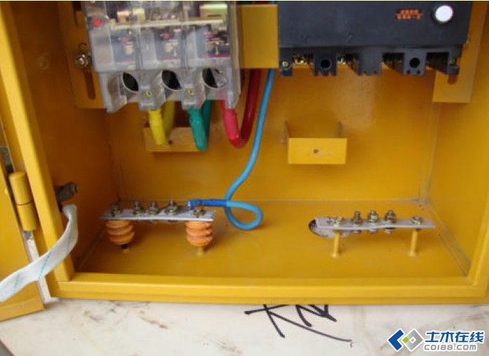 三級配電,二級保護,一機一閘一漏,一箱配電箱及施工要求