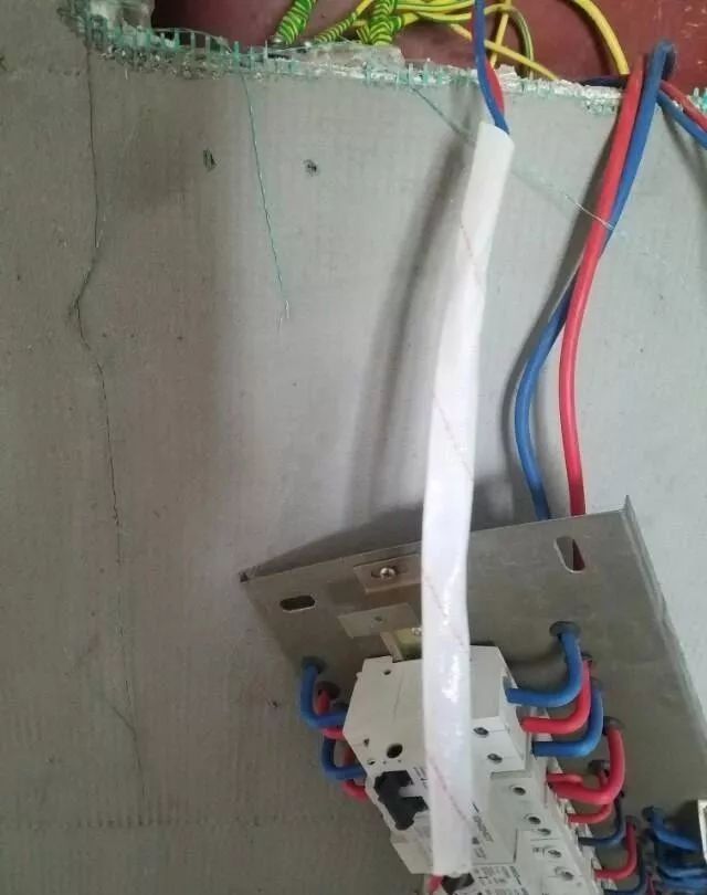 在一個建筑工地,一個建筑電工應該如何安裝一個居民配電箱!與新加入者分享