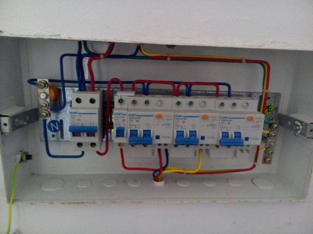 主頁配電箱 63A或40A,用于總漏電保護(hù)和空氣開關(guān)?讀完之后,我完全明白了!